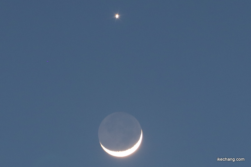 写真：地球照が見える三日月と金星