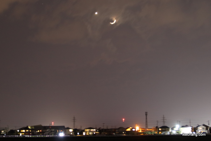 写真：細い月と金星のランデヴー