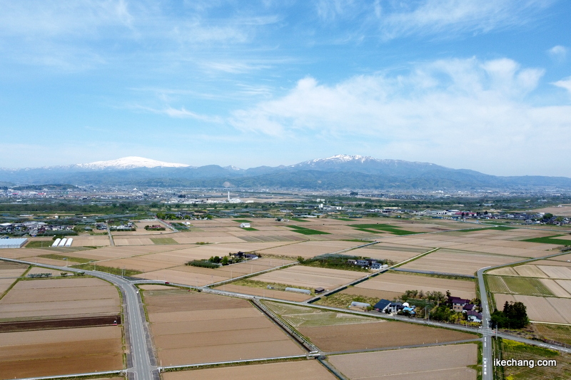 写真：青空と月山と葉山（ドローンで空撮）