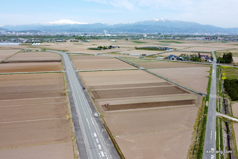 写真：田起こしの様子（ドローンで空撮）