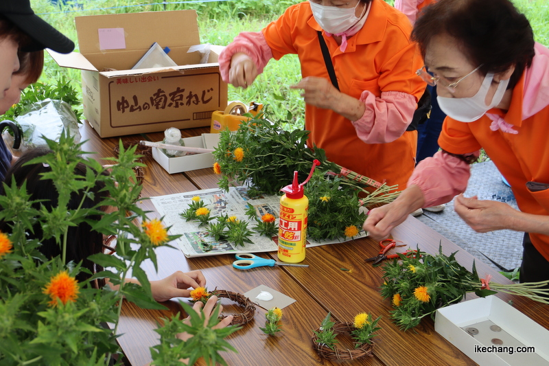 写真：紅花ミニリース作りブース