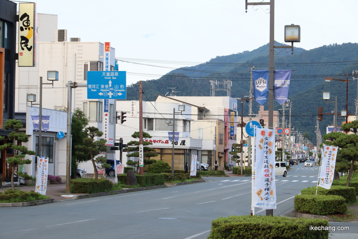 写真：天童駅前から天童温泉まで全国中学生選抜将棋選手権大会への出場者を歓迎するのぼり旗