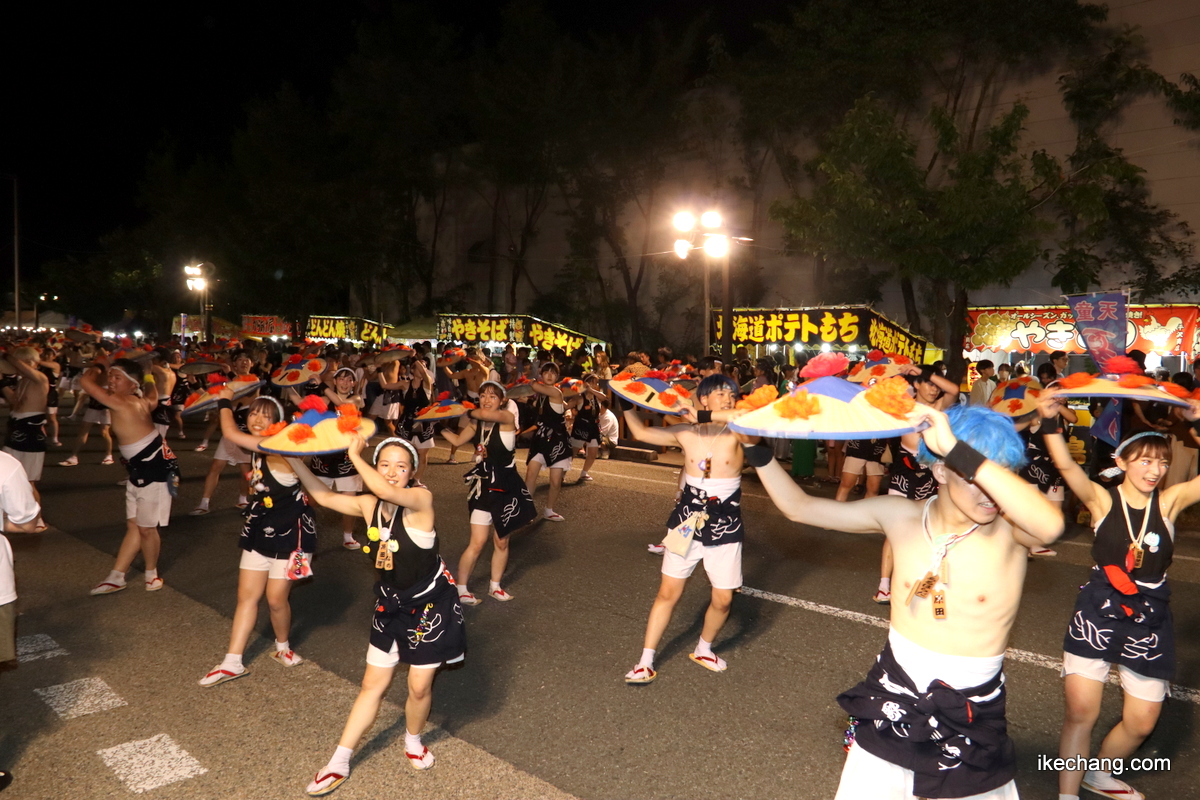 写真：花笠おどりパレード（山形大学花笠サークル四面楚歌）