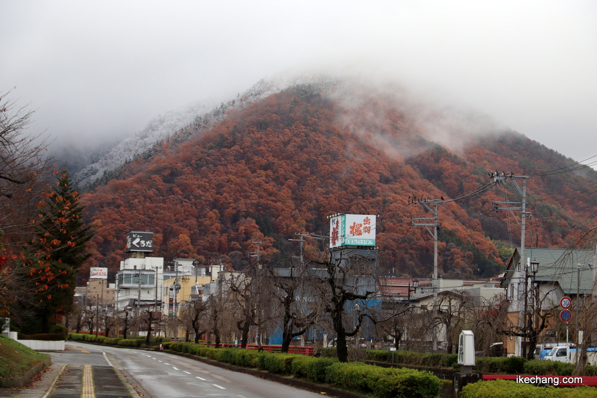 写真：雪の白と紅葉の赤のツートンカラーに染まる山々