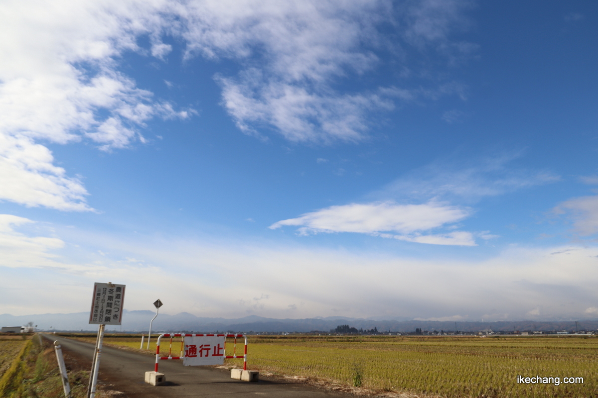 写真：冬季閉鎖に入った田んぼ道