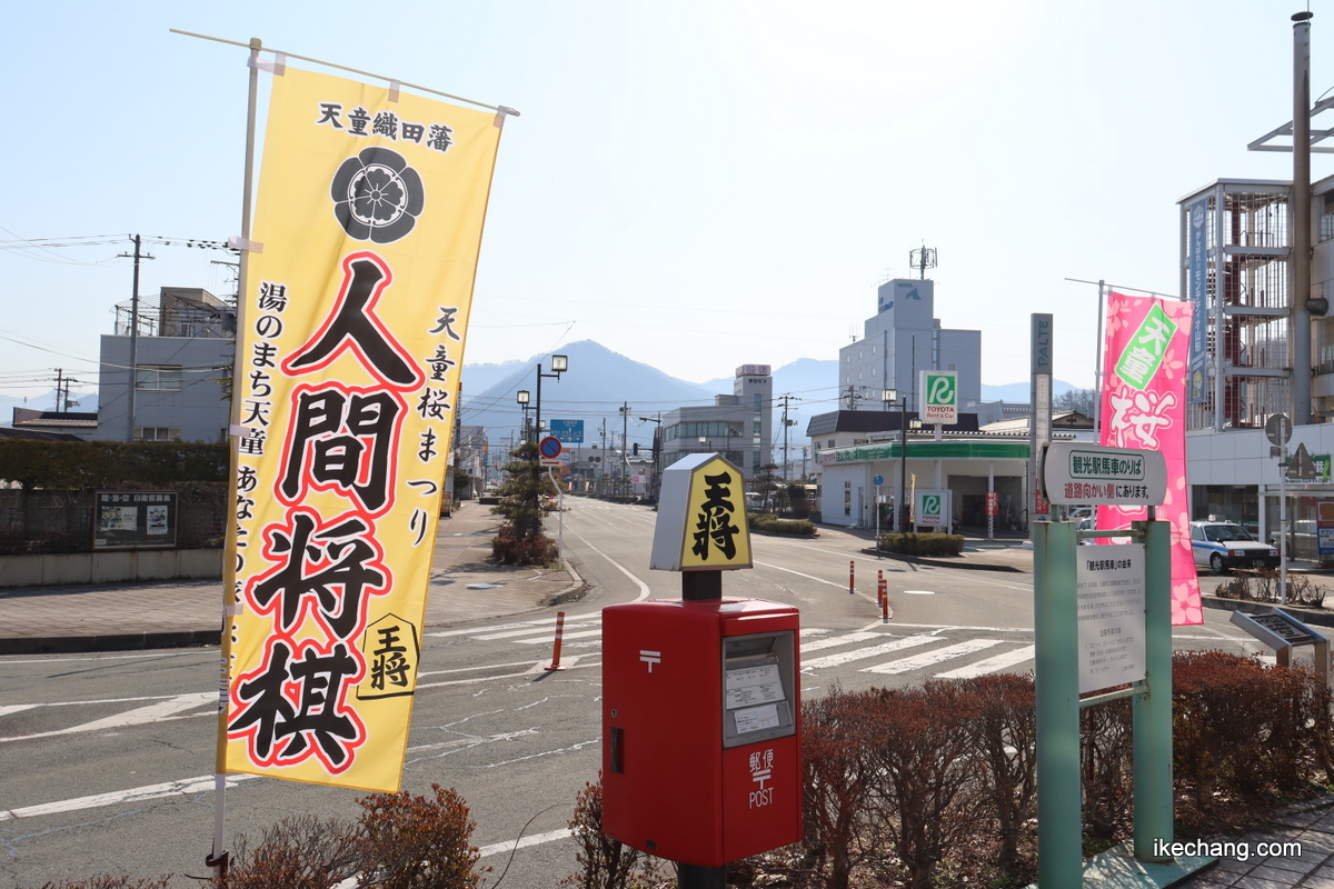 写真：将棋駒が乗った郵便ポスト