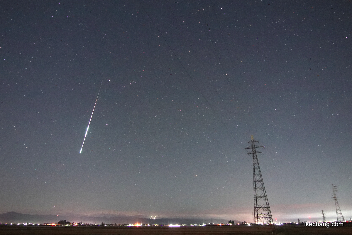 写真：しぶんぎ座流星群と鉄塔