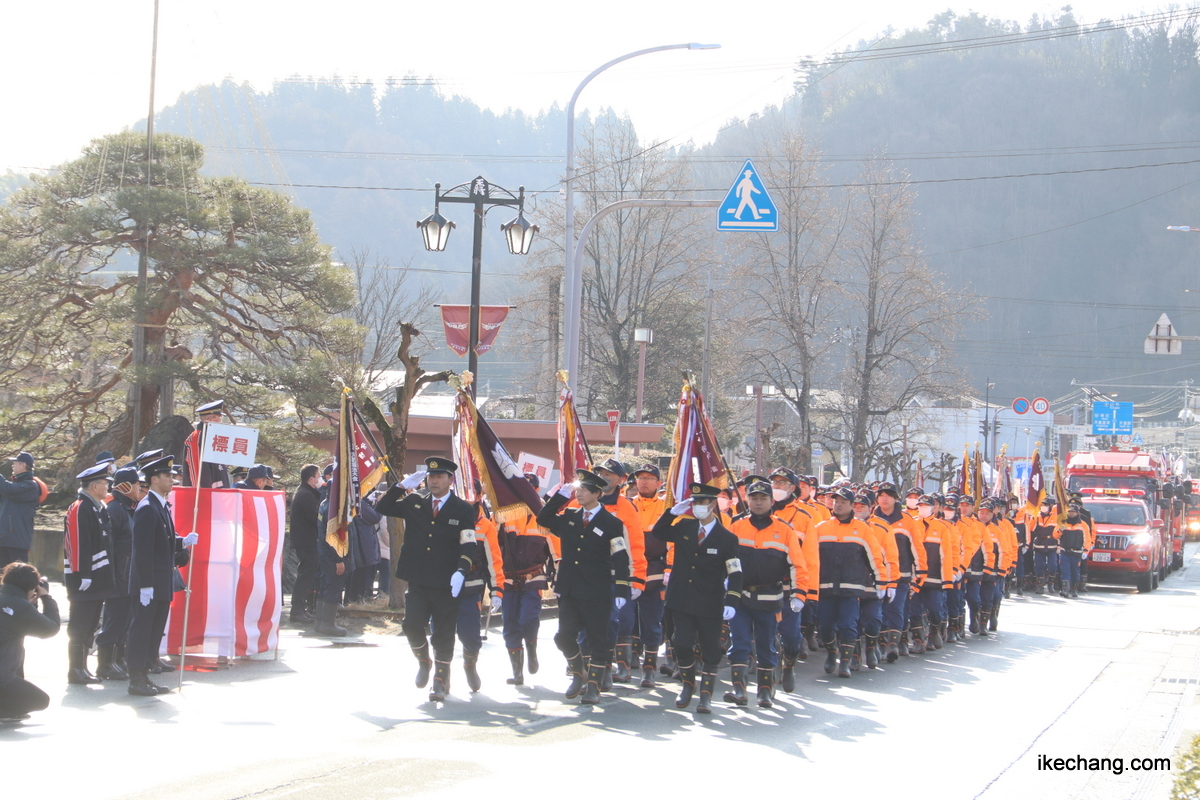 写真：消防団員と消防車両の分列行進