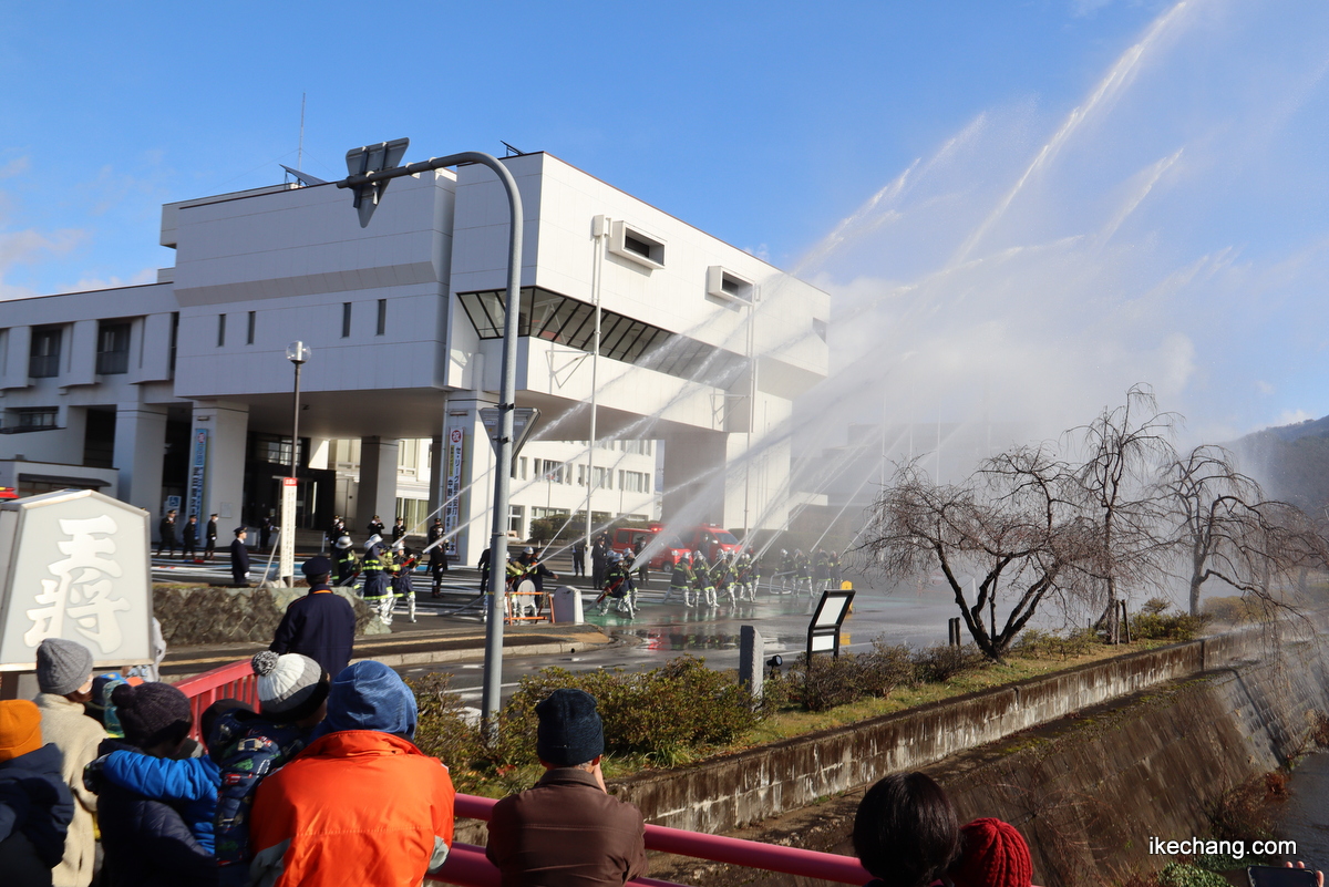 写真：青空の下の祝賀放水