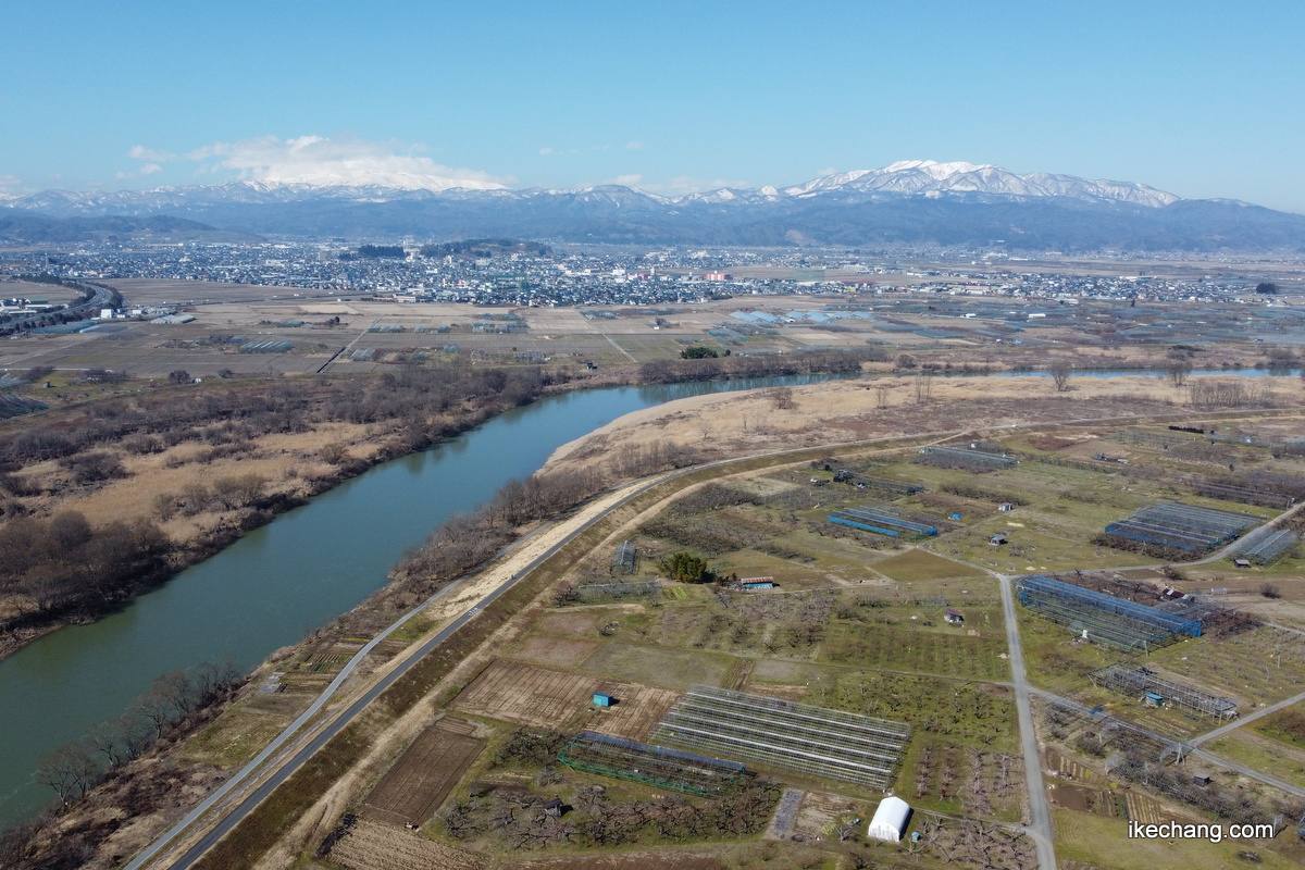 写真：天童市西部の最上川堤防上空から見た月山と葉山