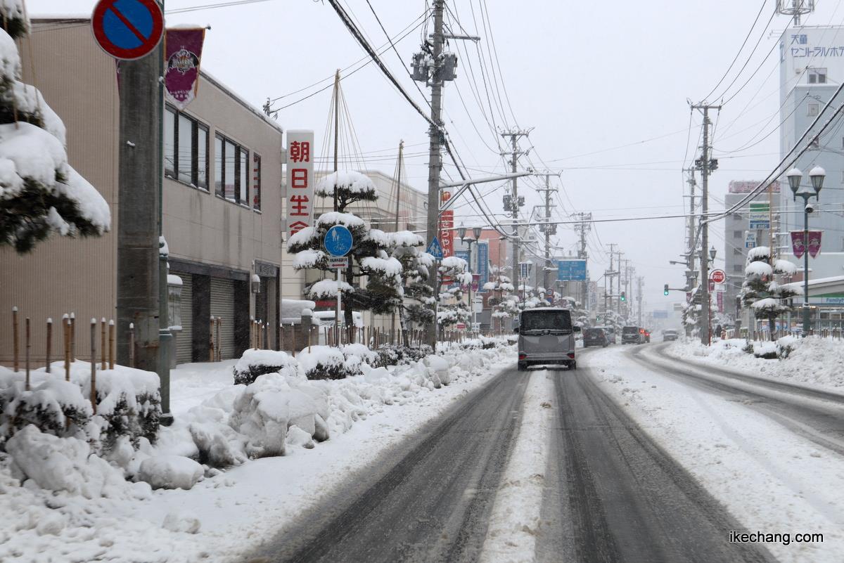 画像：重たい雪の塊が路肩に置かれた天童駅前