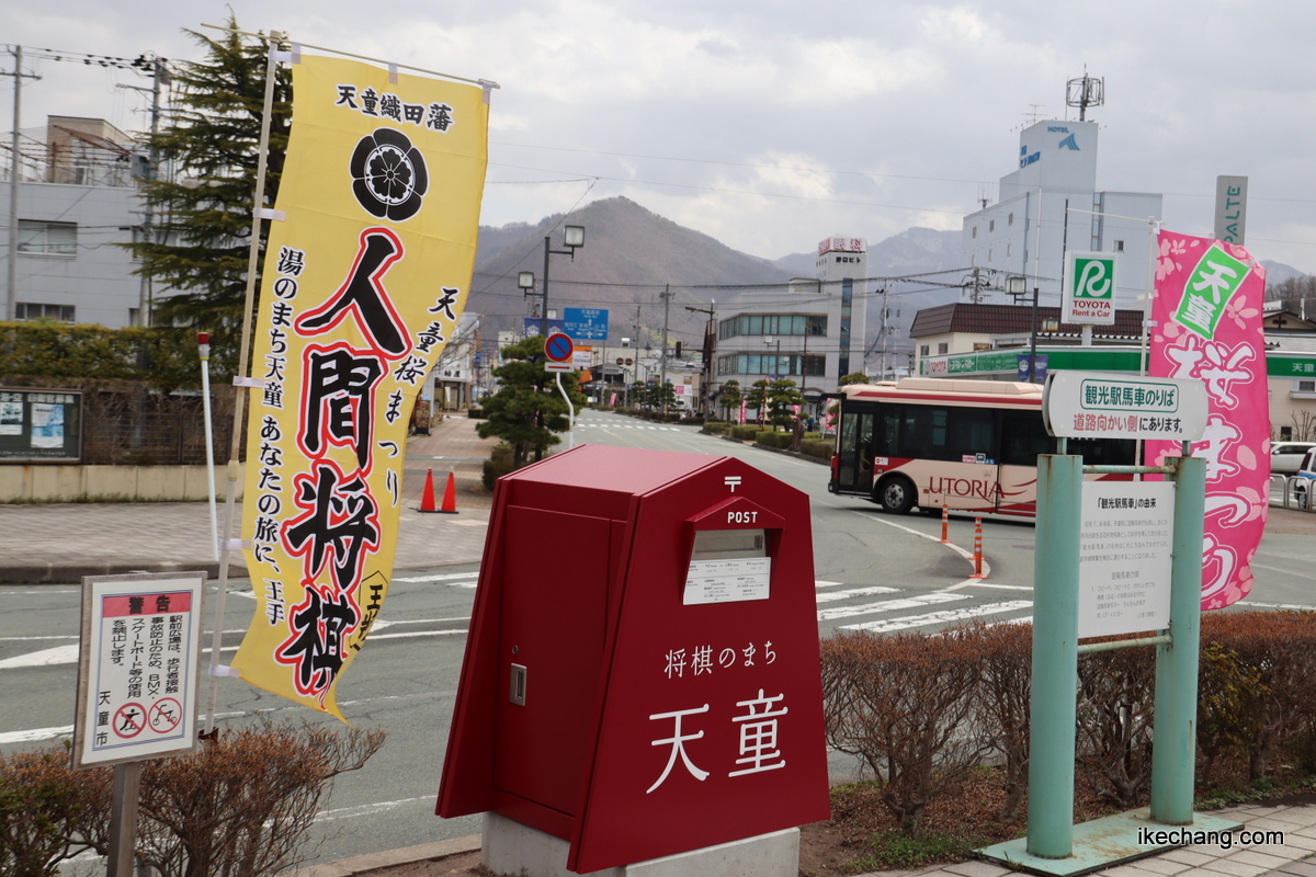 写真：将棋駒の形をした新しい郵便ポスト