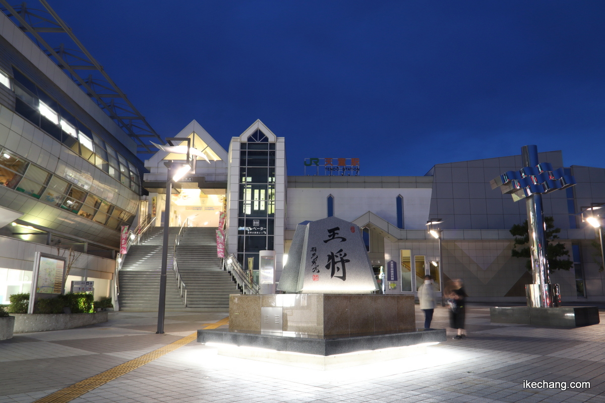 写真：ライトアップされた新たな将棋モニュメントの「王将」の面