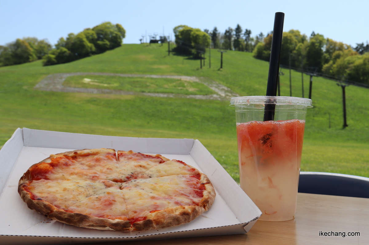 写真：天童高原スプリングイベントでの釜焼きピザとグレープフルーツスカッシュ