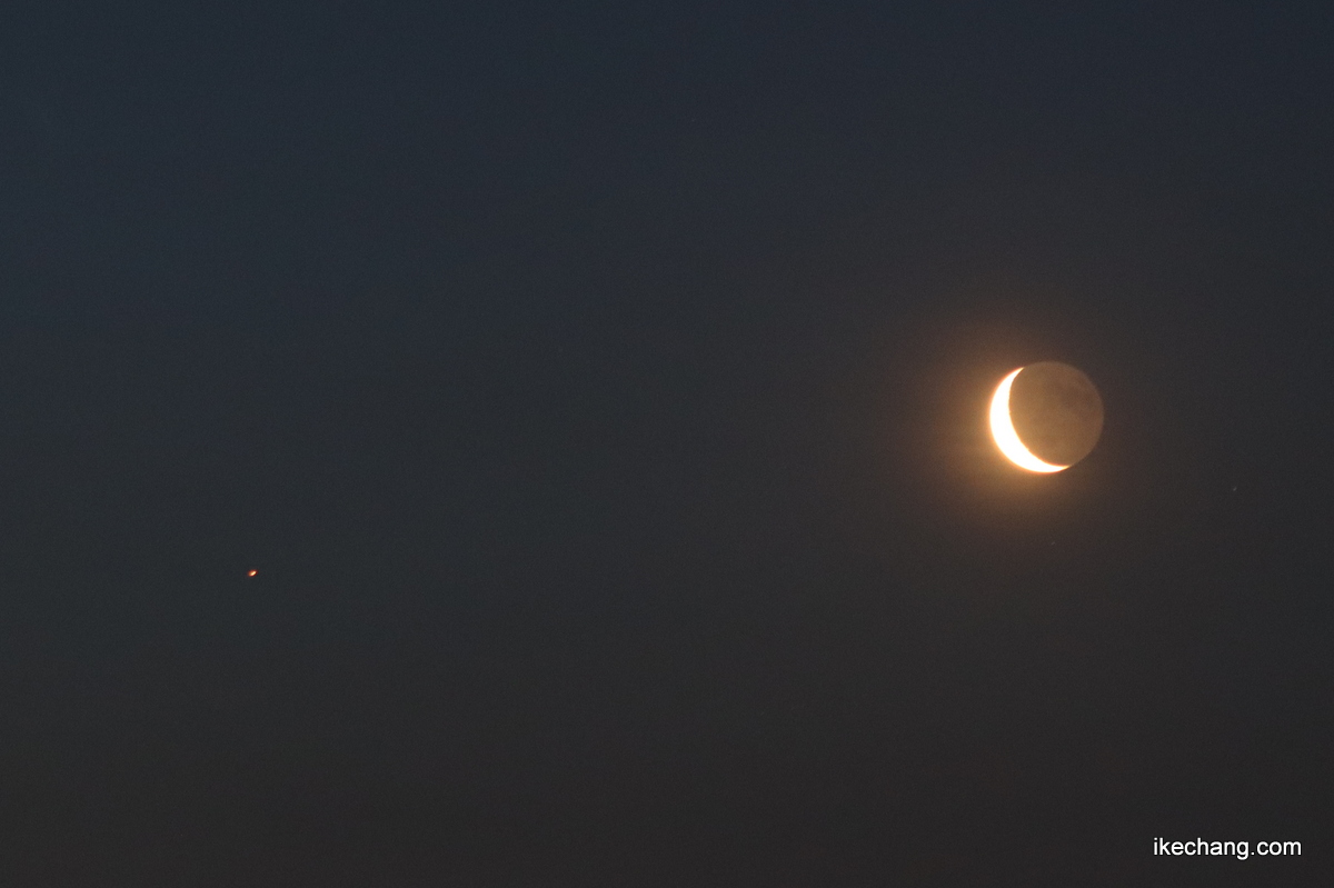 写真：月齢26.0の細い月と赤く輝く火星