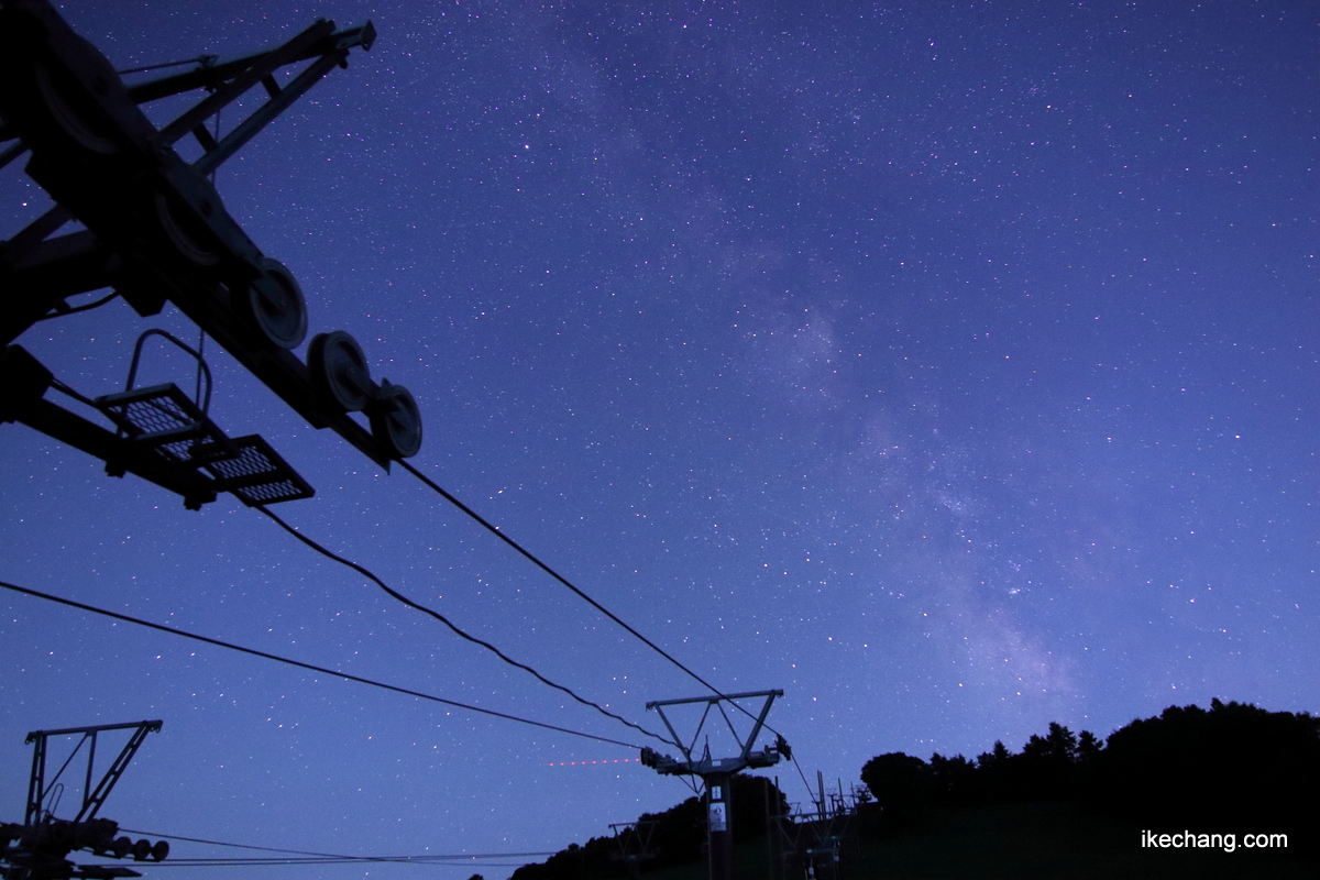 画像：天童高原スキー場リフト乗り場からの星空