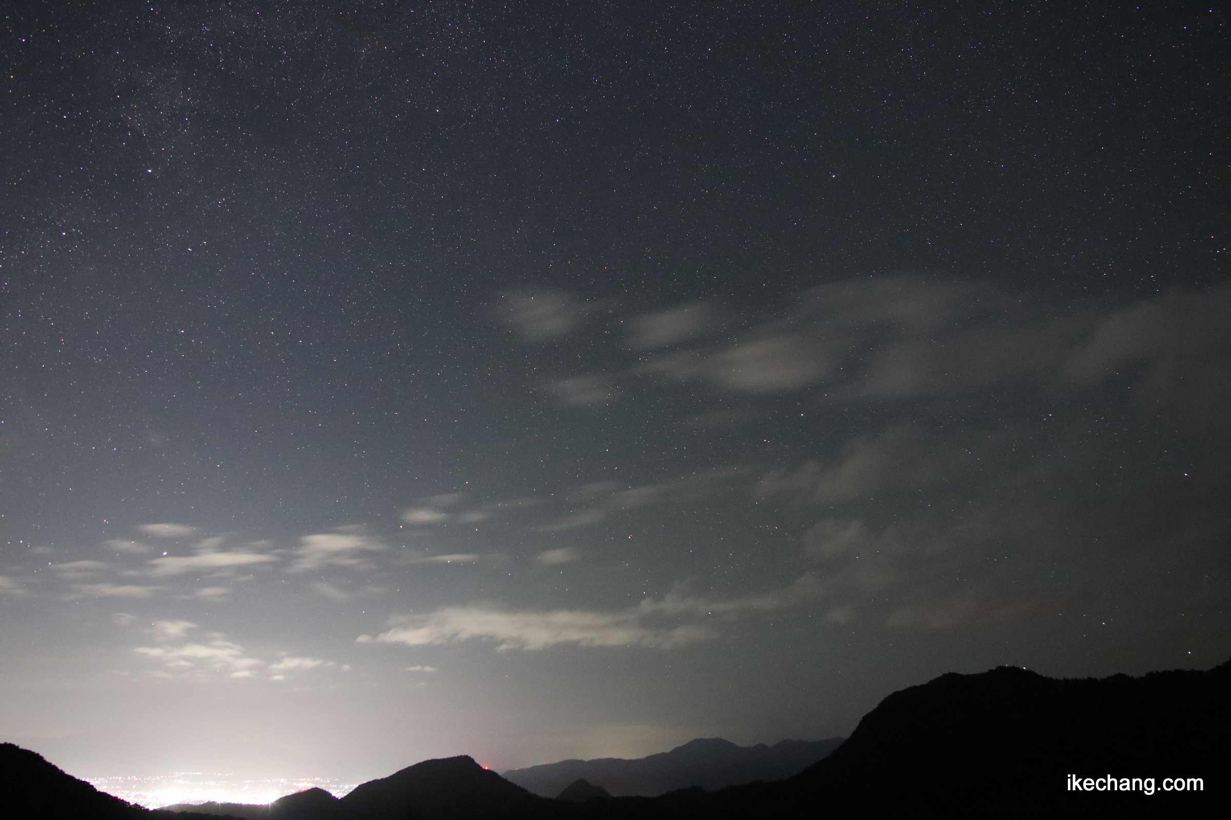 写真：天童高原キャンプ場から見た東根市街地の夜景と星空