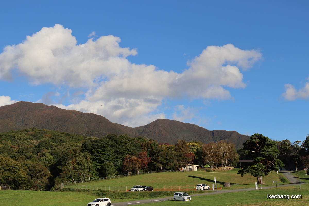 画像：天童高原から見た北面白山と中面白山
