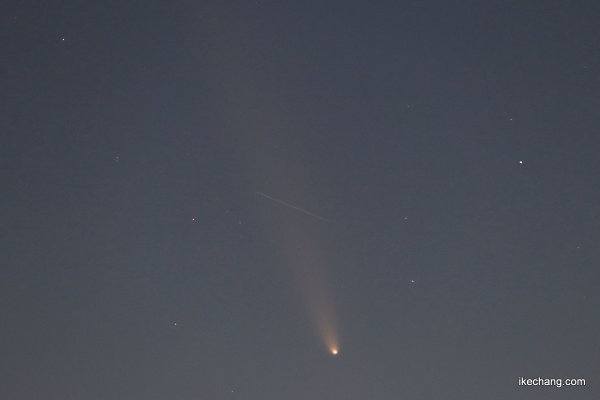 画像：山形県天童市から見た紫金山・アトラス彗星