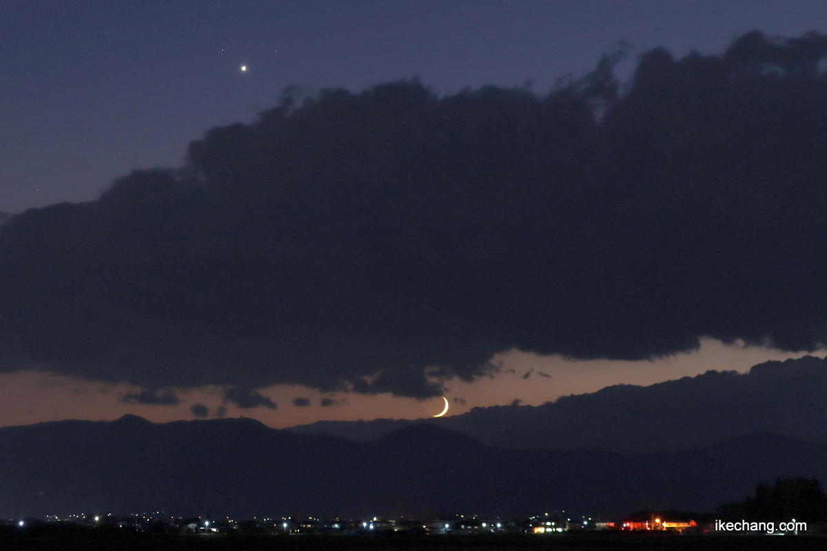 画像：雲と山の隙間から姿を現した細い月と金星