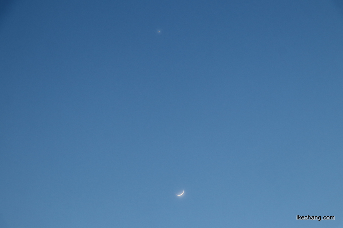 写真：細い月と金星