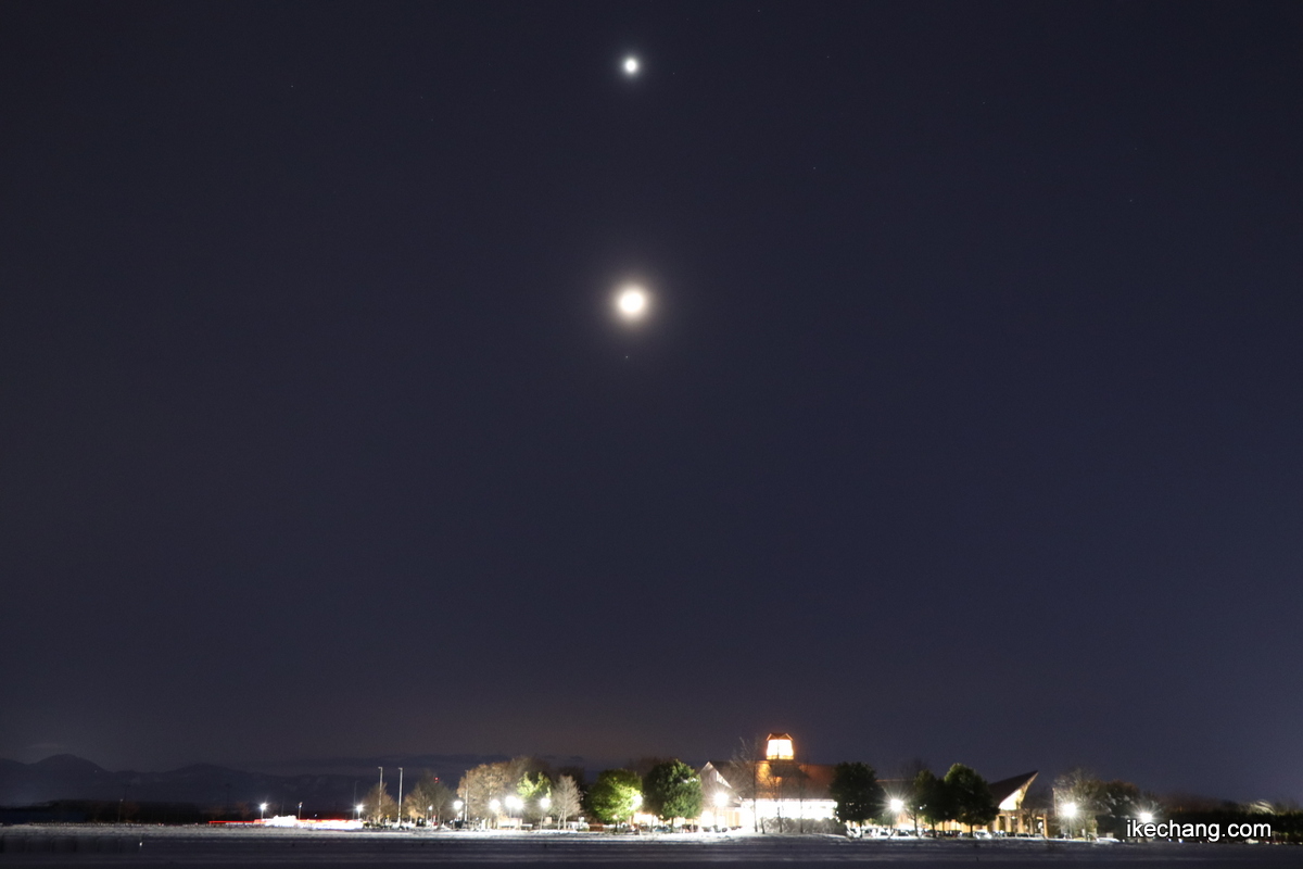 画像：ゆぴあの上に細い月と金星と土星
