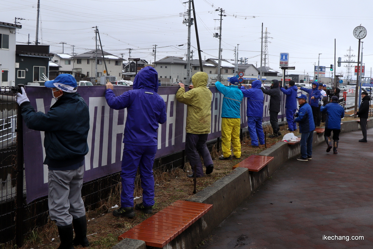 写真：横断幕を設置する天童市モンテ応援隊の参加者たち
