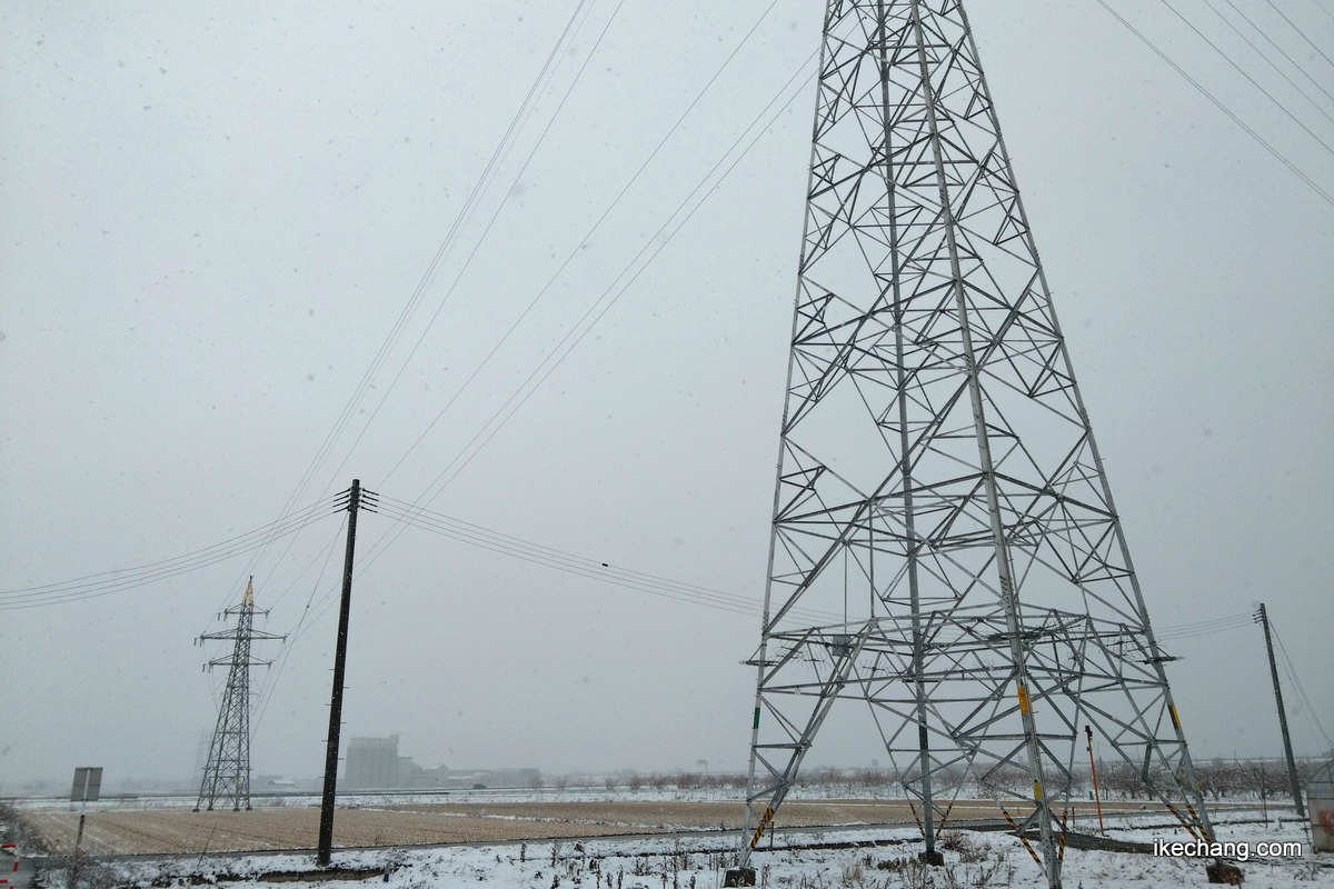 写真:冬空らしい濃淡のない雲