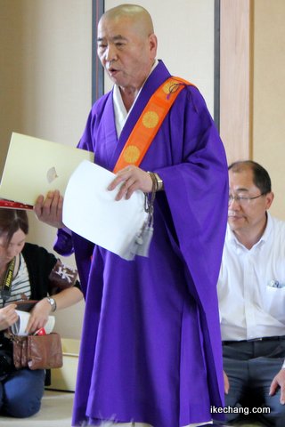 写真:妙法寺の矢吹海慶住職(信長公祭)