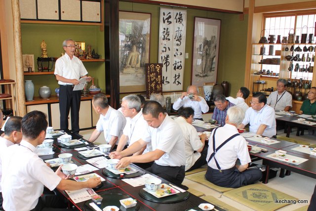 写真:あいさつする新関茂 副市長(信長公祭)