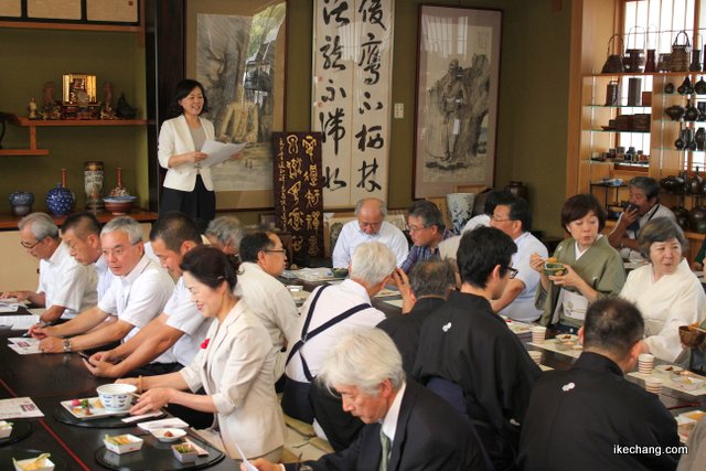 写真:講演する梅澤美穂さん(信長公祭)