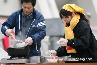 写真：第2次審査の中国瓦房店「海鮮松茸鍋」（第15回平成鍋合戦）