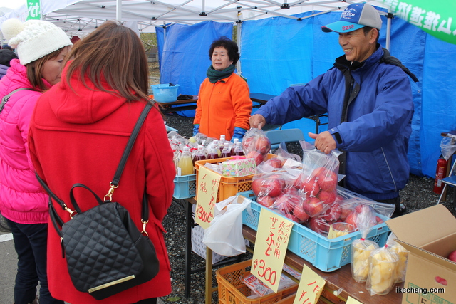 写真:おかげ参道でのリンゴ販売(第21回平成鍋合戦)