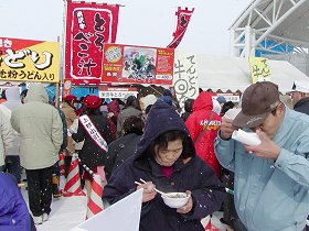 写真:とろべこ汁を味わう人々