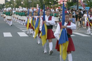 写真：マーチングパレード（天童中部小学校）